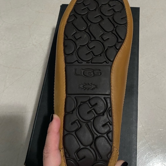 Men’s UGG slippers. Size 8 - Picture 2 of 3